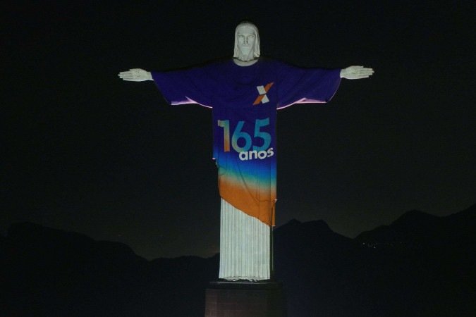 Cristo Redentor iluminou o Rio de Janeiro com as cores da Caixa Econômica Federal em homenagem aos 165 da instituiçã - (crédito: Reprodução/Santuário Cristo Redentor)