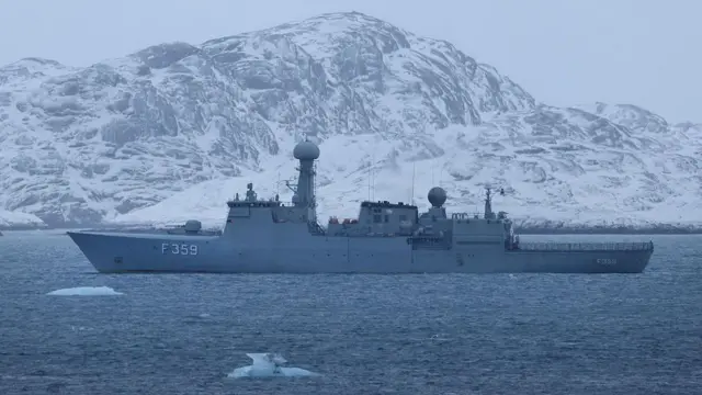 A fragata HDMS Vaedderen, no litoral da Groenlândia